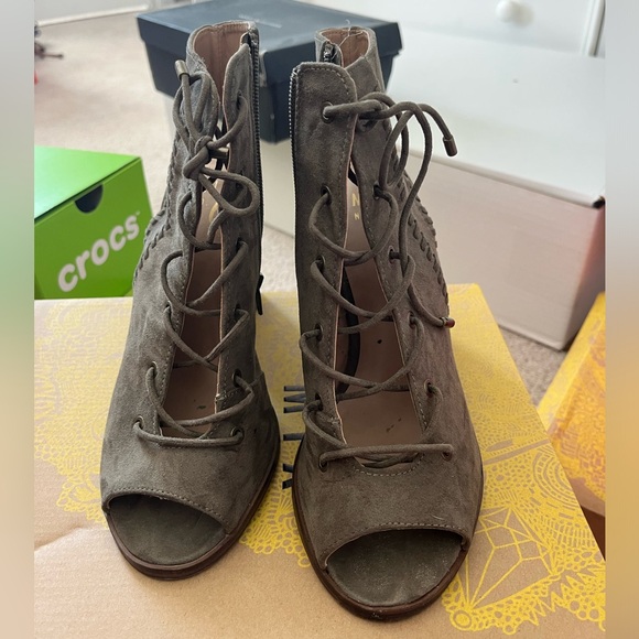 Lace up army green suede heels - Picture 1 of 4